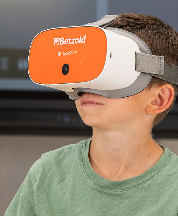 Junge mit VR-Brille