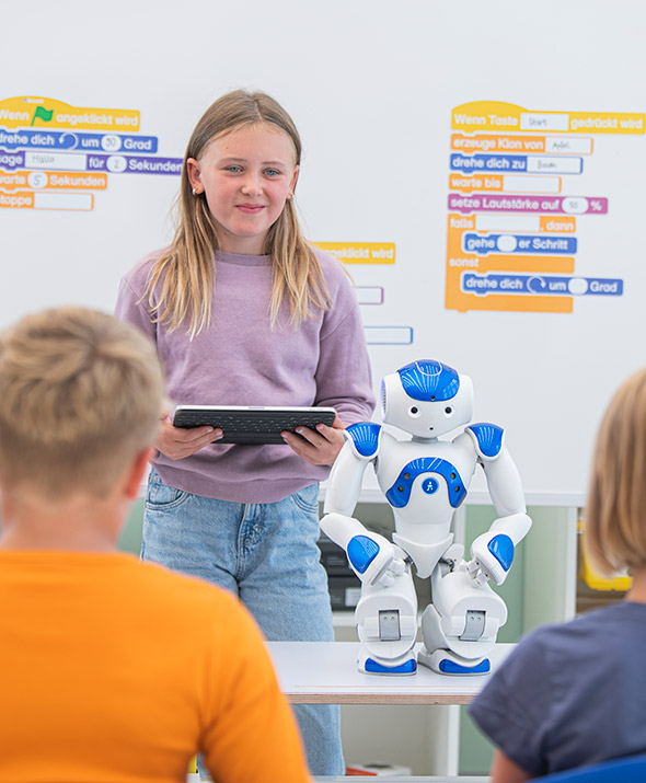 Kinder spielen das Programm am NAO-Roboter ab