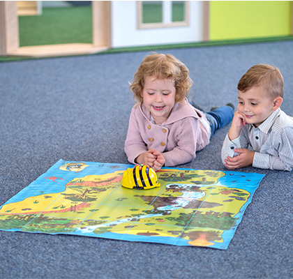 Kinder spielen auf Bodenmatte