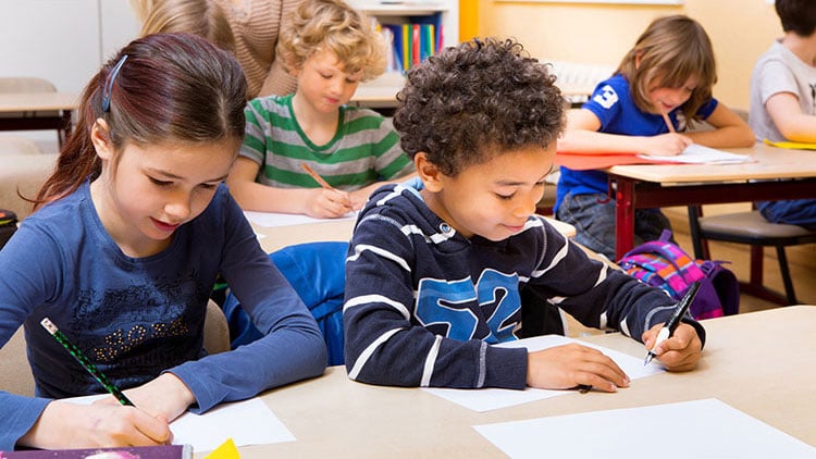 Kinder schreiben im Unterricht