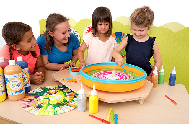 Kinder spielen mit Farbschleuder von beleduc