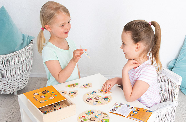 Kinder legen Puzzles von beleduc