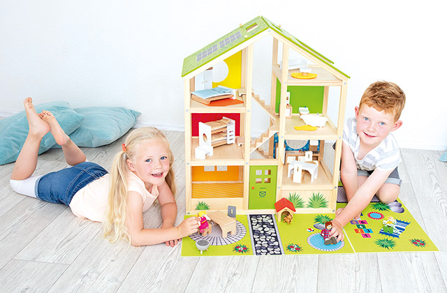 Kinder spielen mit Puppenhaus