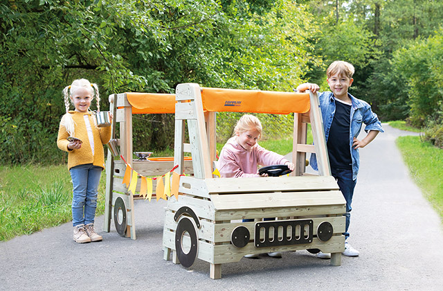 Kinder spielen in Outdoor-Campingwagen von TopPlay