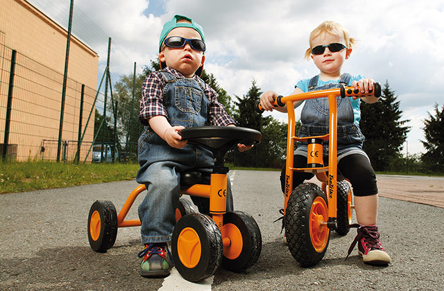 Kinder sitzen auf Spielfahrzeugen von TopTrike